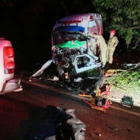 Fotos de Colisão frontal na PR-082 deixa dois mortos e uma mulher ferida