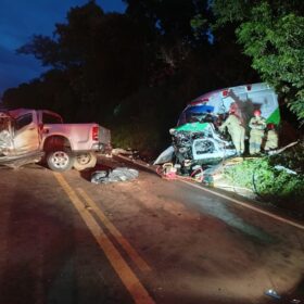 Fotos de Colisão frontal na PR-082 deixa dois mortos e uma mulher ferida