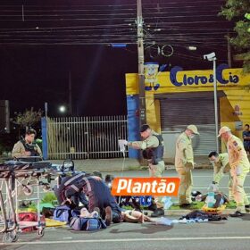 Fotos de Câmera registra acidente entre duas motos que deixou mulher em estado gravíssimo, em Maringá