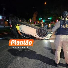 Fotos de Condutora abandona veículo após capotamento na Avenida São Paulo