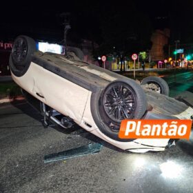 Fotos de Condutora abandona veículo após capotamento na Avenida São Paulo