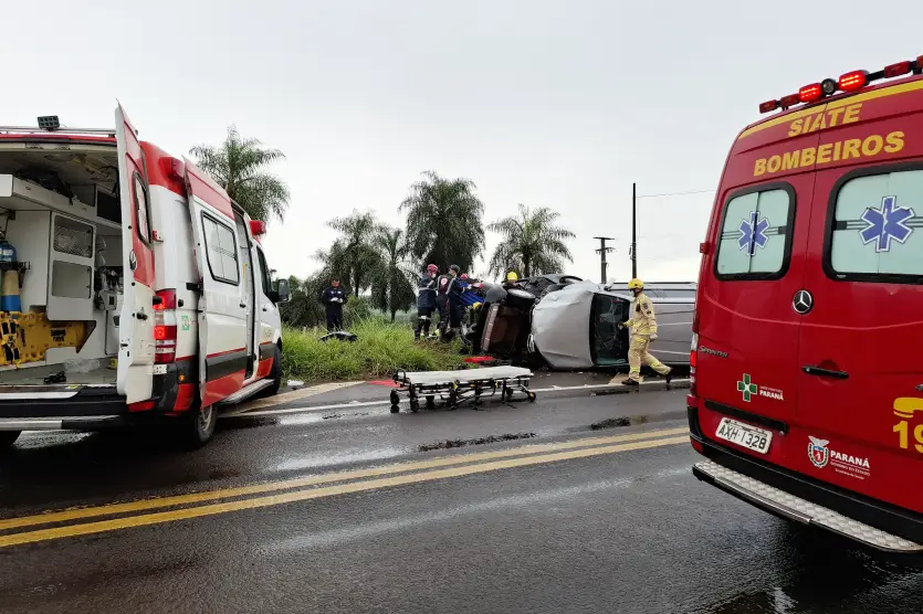 Fotos de Grave colisão na PR-323 deixa condutora presa às ferragens nesta quarta-feira