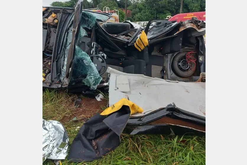 Fotos de Grave colisão na PR-323 deixa condutora presa às ferragens nesta quarta-feira