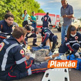 Fotos de Motociclista fica em estado grave após colisão traseira com caminhão no Contorno Sul em Maringá