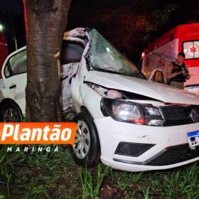 Fotos de Motorista perde o controle e bate na árvore durante forte chuva em Maringá