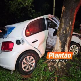 Fotos de Motorista perde o controle e bate na árvore durante forte chuva em Maringá