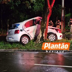 Fotos de Motorista perde o controle e bate na árvore durante forte chuva em Maringá