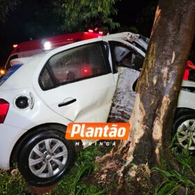 Fotos de Motorista perde o controle e bate na árvore durante forte chuva em Maringá