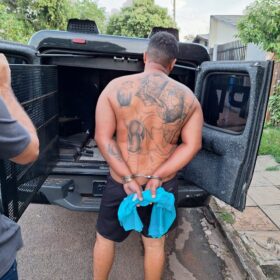 Fotos de Policiais cumprem mandados de prisão contra suspeito de envolvimento na morte de morador de Maringá