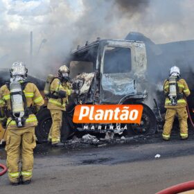 Fotos de Vídeo mostra carreta explodindo após colisão com dois caminhões em Maringá, duas pessoas morreram