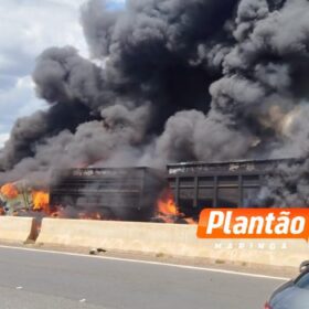 Fotos de Vídeo mostra carreta explodindo após colisão com dois caminhões em Maringá, duas pessoas morreram