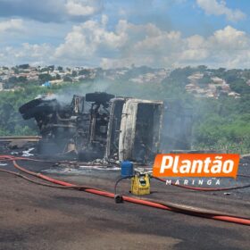 Fotos de Vídeo mostra carreta explodindo após colisão com dois caminhões em Maringá, duas pessoas morreram