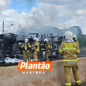 Fotos de Vídeo mostra carreta explodindo após colisão com dois caminhões em Maringá, duas pessoas morreram