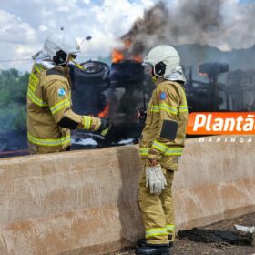 Fotos de Vídeo mostra carreta explodindo após colisão com dois caminhões em Maringá, duas pessoas morreram