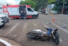 Fotos de Colisão entre duas motocicletas deixa mulher em estado grave no centro de Maringá