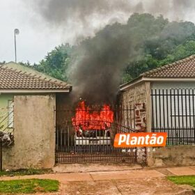 Fotos de Criminosos retornam à casa de vítima baleada e incendeiam veículo em Maringá