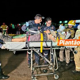 Fotos de Motociclista fica gravemente ferido após bater na traseira de caminhão em Maringá