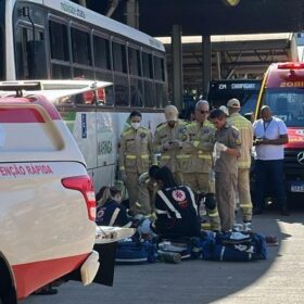 Fotos de Mulher atropelada por ônibus da TCCC no terminal em Maringá é identificada