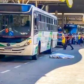 Fotos de Mulher atropelada por ônibus da TCCC no terminal em Maringá é identificada